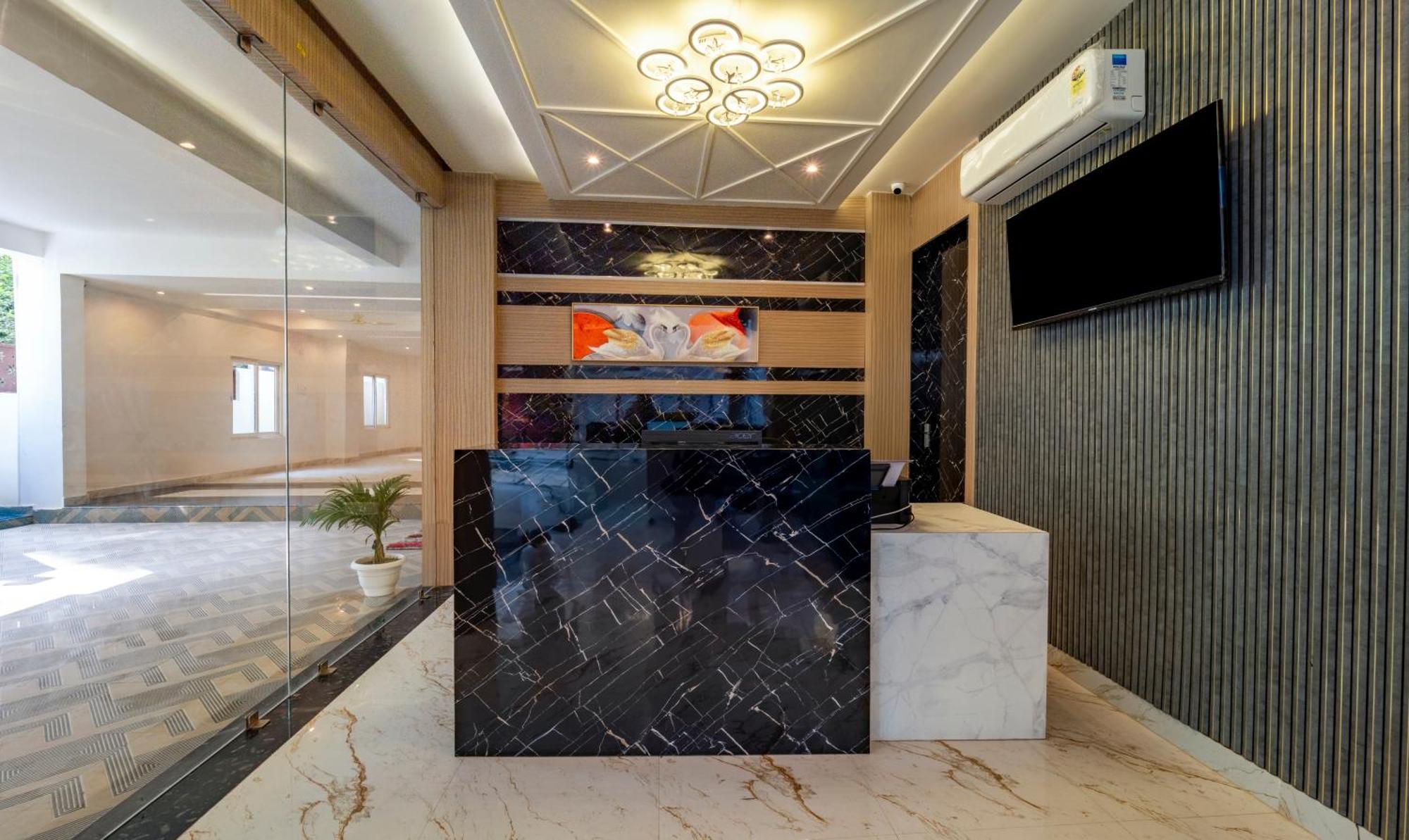 Treebo Raj Palace Varanasi Exterior photo