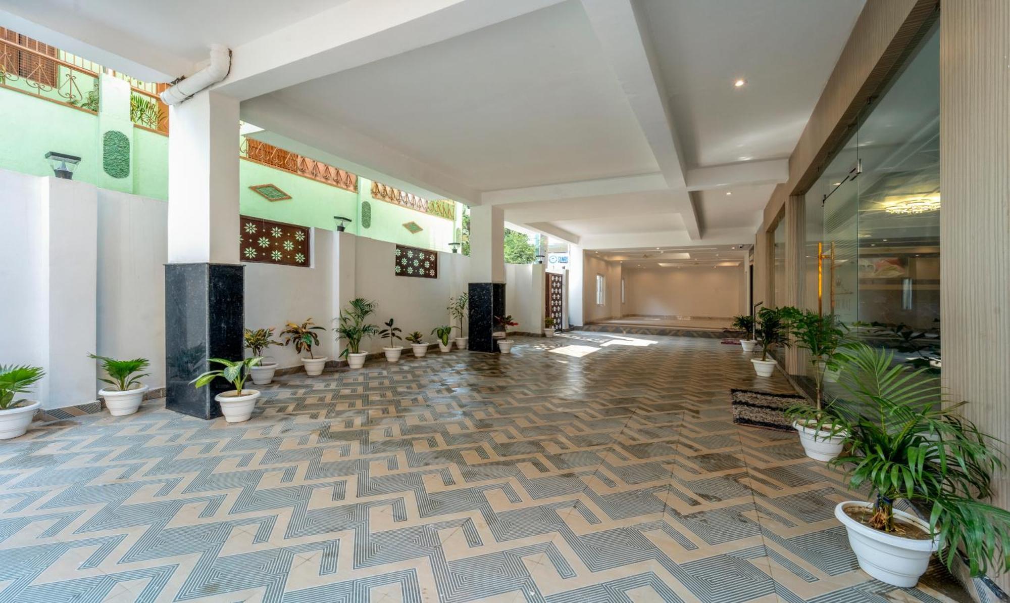 Treebo Raj Palace Varanasi Exterior photo