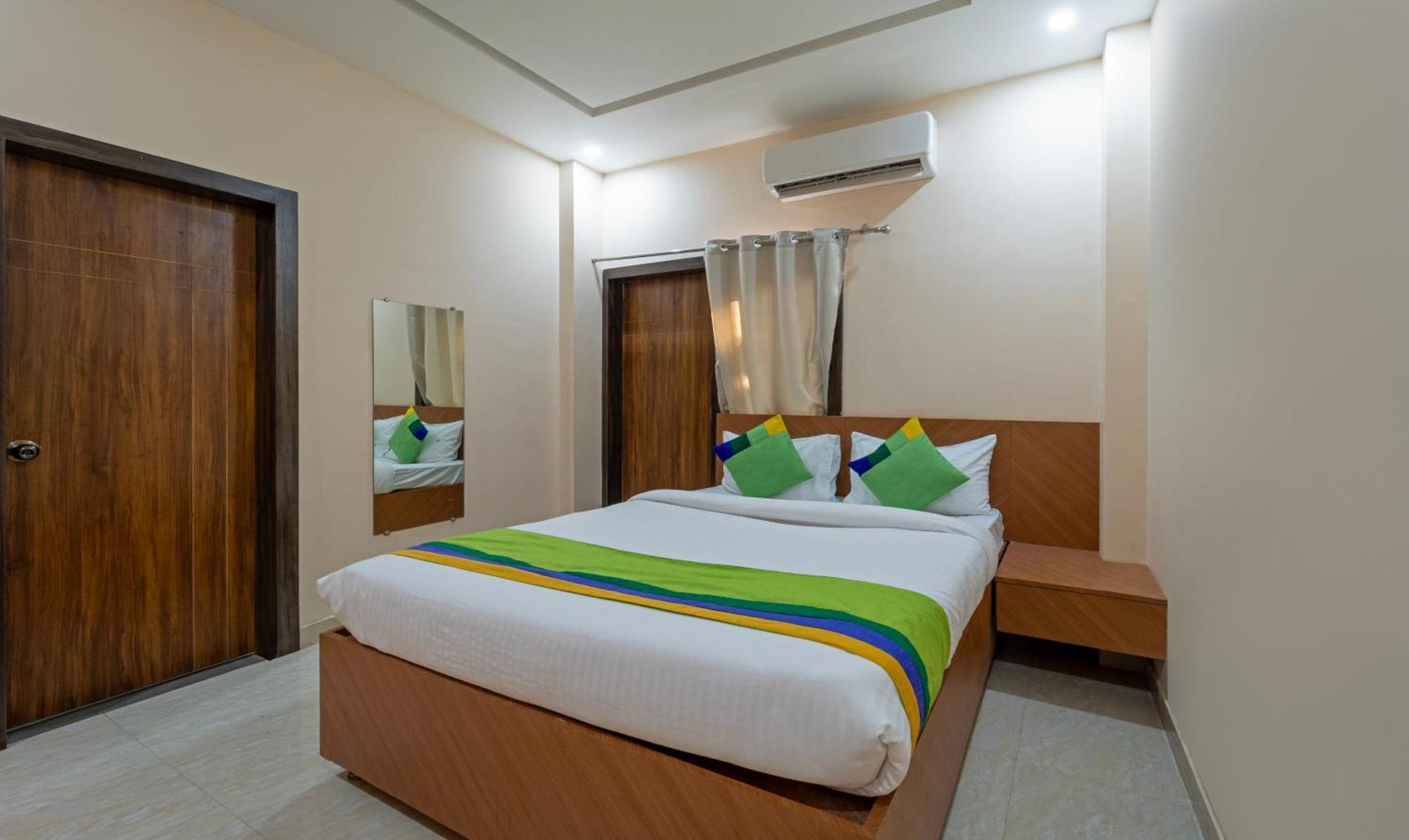 Treebo Raj Palace Varanasi Exterior photo