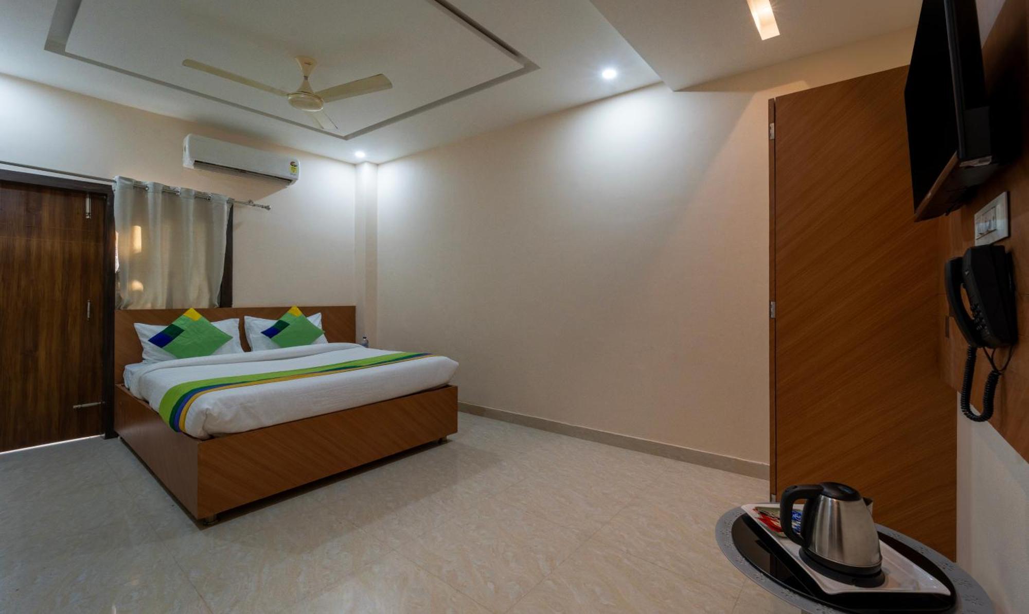 Treebo Raj Palace Varanasi Exterior photo